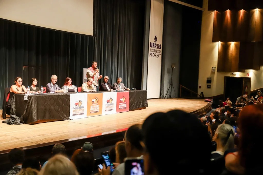 Salão de Atos da Ufrgs lotou para a mesa "A resistência palestina ao genocídio e à opressão do Estado de Israel"