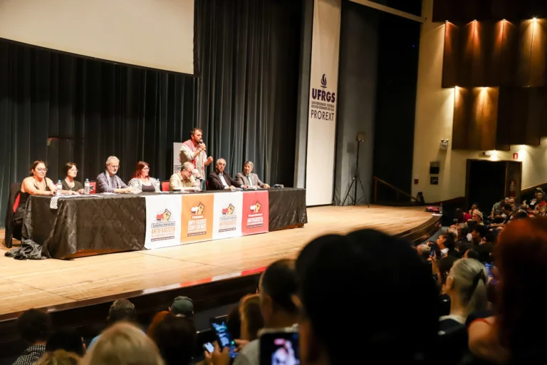 Salão de Atos da Ufrgs lotou para a mesa "A resistência palestina ao genocídio e à opressão do Estado de Israel"