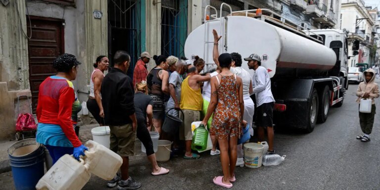 Petroleiro russo atraca em Cuba; apoio de Moscou é garantido