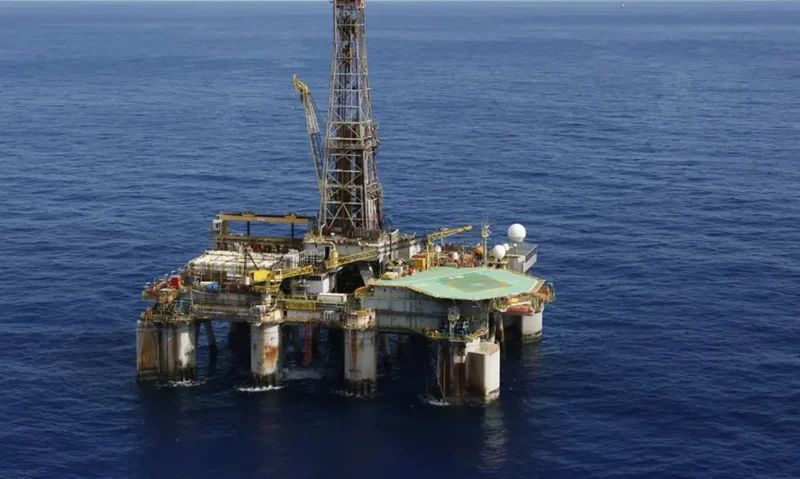 Petróleo Atinge Alta de 10%: Especialistas Preveem Possível Chegada a US$ 100 em Decorrência de Conflito no Golfo