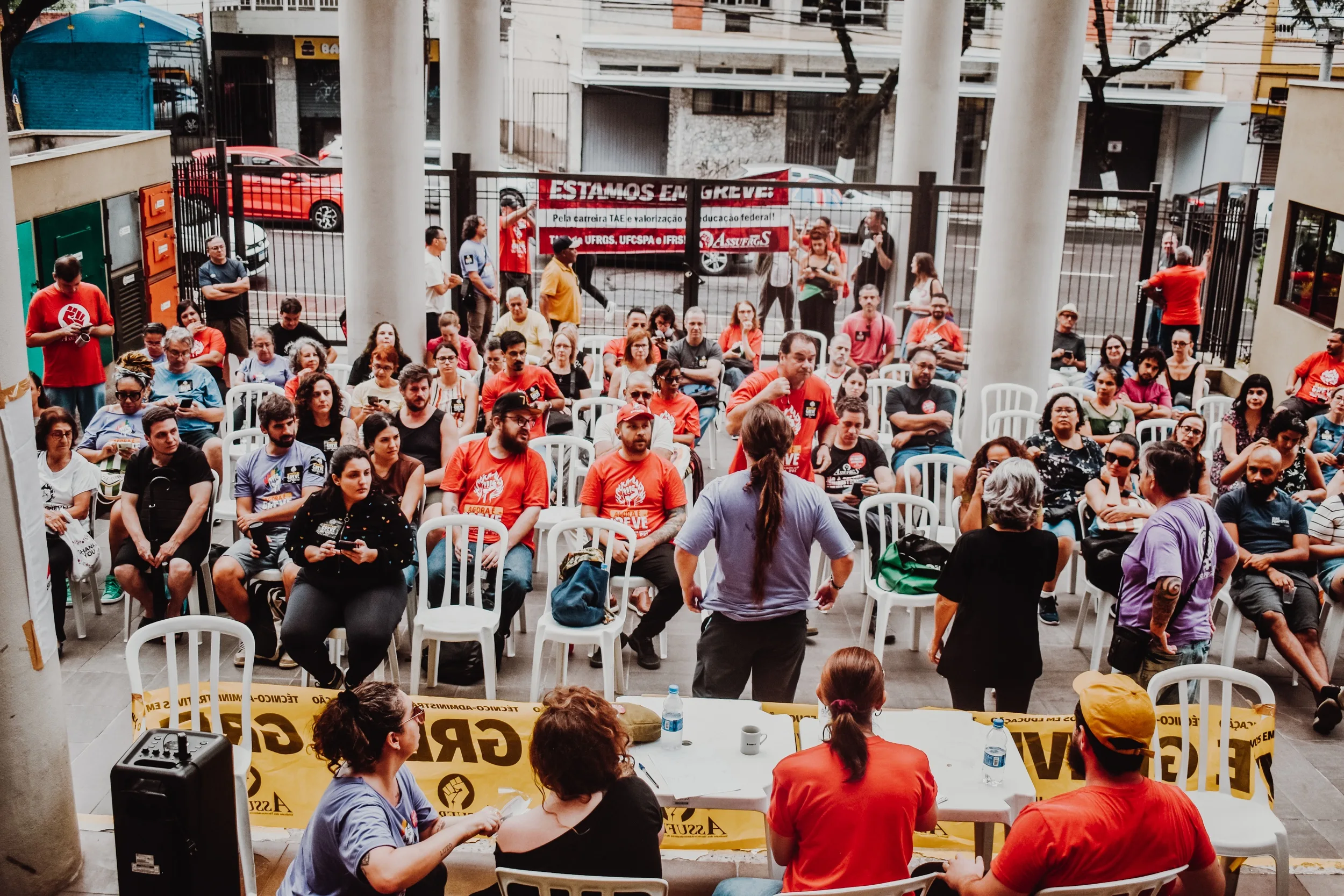 Servidores técnico-administrativos organizam bloqueio nos portões da UFCSPA durante jornada nacional de lutas em Porto Alegre