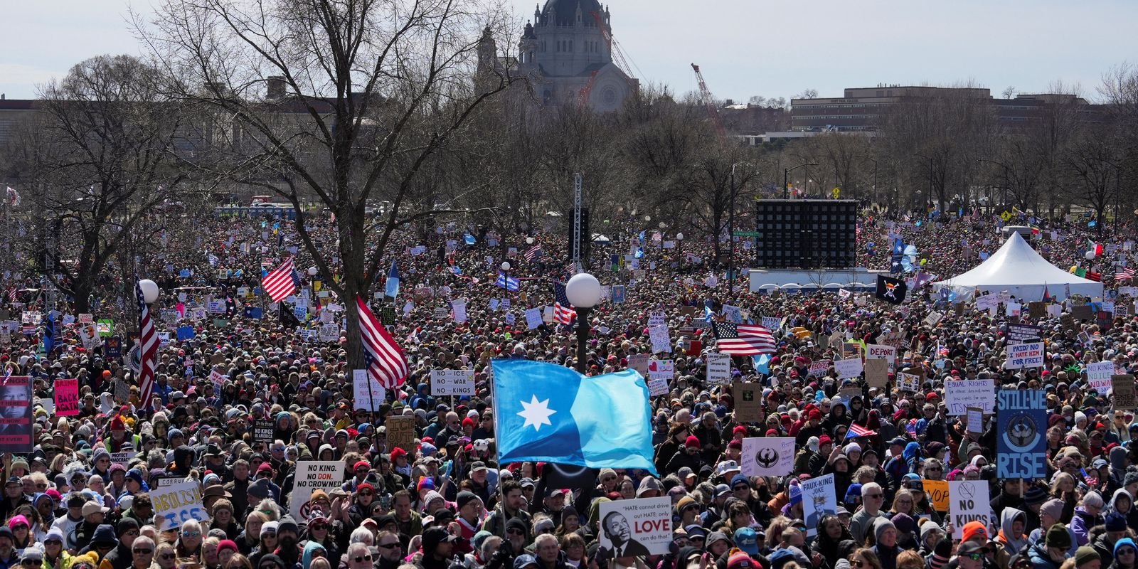 Protestos Contra Trump Ganham Força em Várias Cidades dos EUA: Cidadãos Exigem Mudanças Imediatas