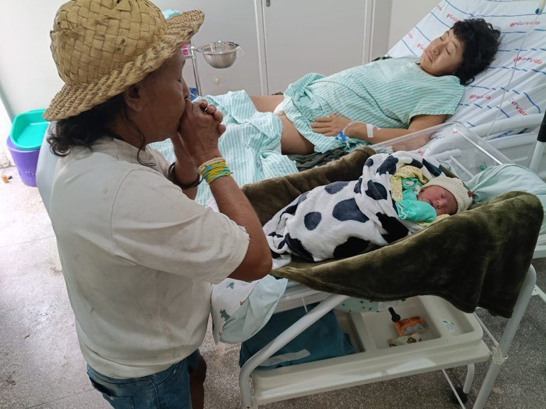 Renascimento Cultural: Nascimento de Bebê em Comunidade Indígena Ameaçada Reacende Esperança e Fortalece Tradições