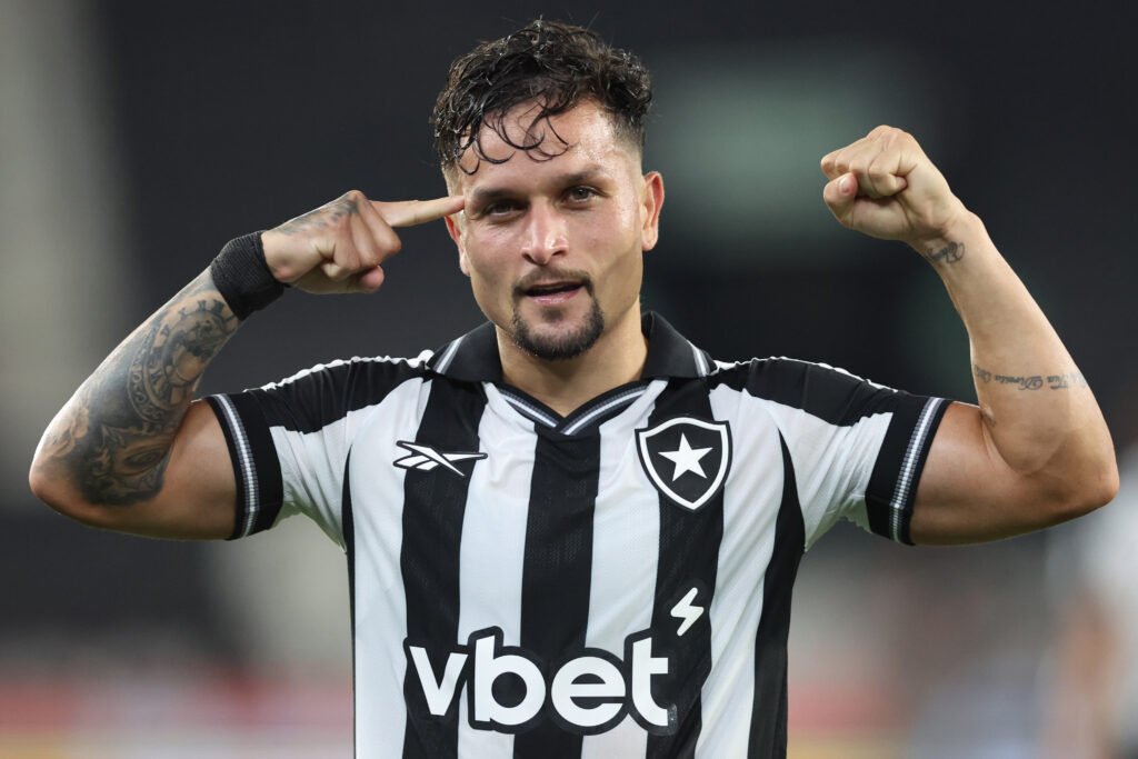 São Paulo Avança na Negociação para a Contratação de Artur, Destaque do Botafogo