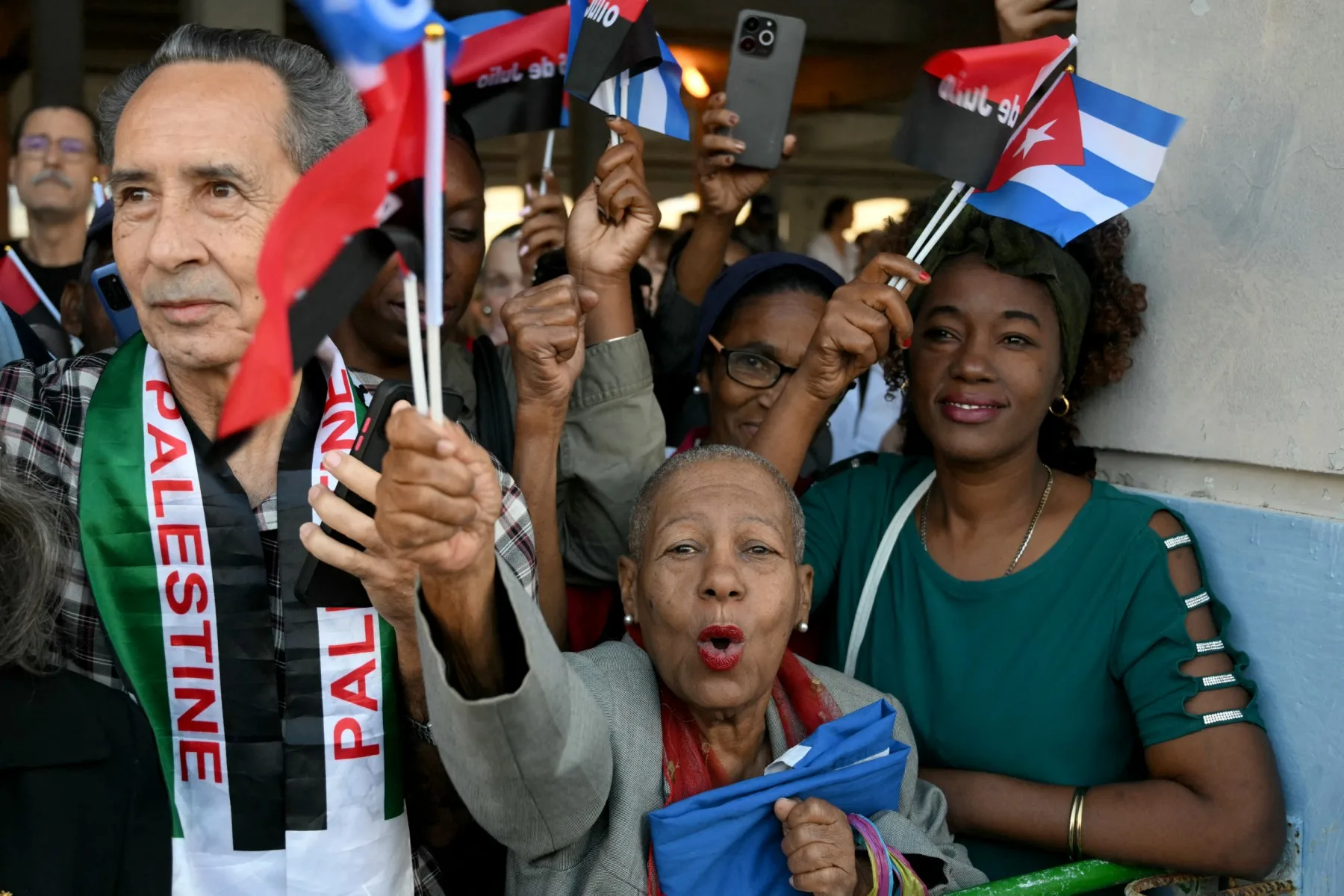 Moradores recebem o Maguro, rebatizado de “Granma 2.0”, na chegada ao porto de Havana com ajuda humanitária vinda do México, em 24 de março de 2026.