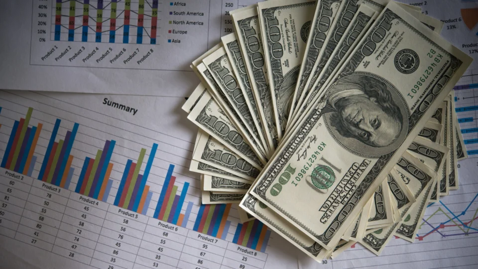 , Suspeito: Investidores movimentam milhões antes de postagem de Trump que fez petróleo despencar