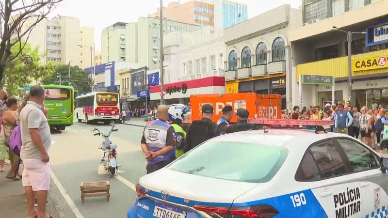 Tragédia: Mãe e filho são atropelados por ônibus em acidente fatal