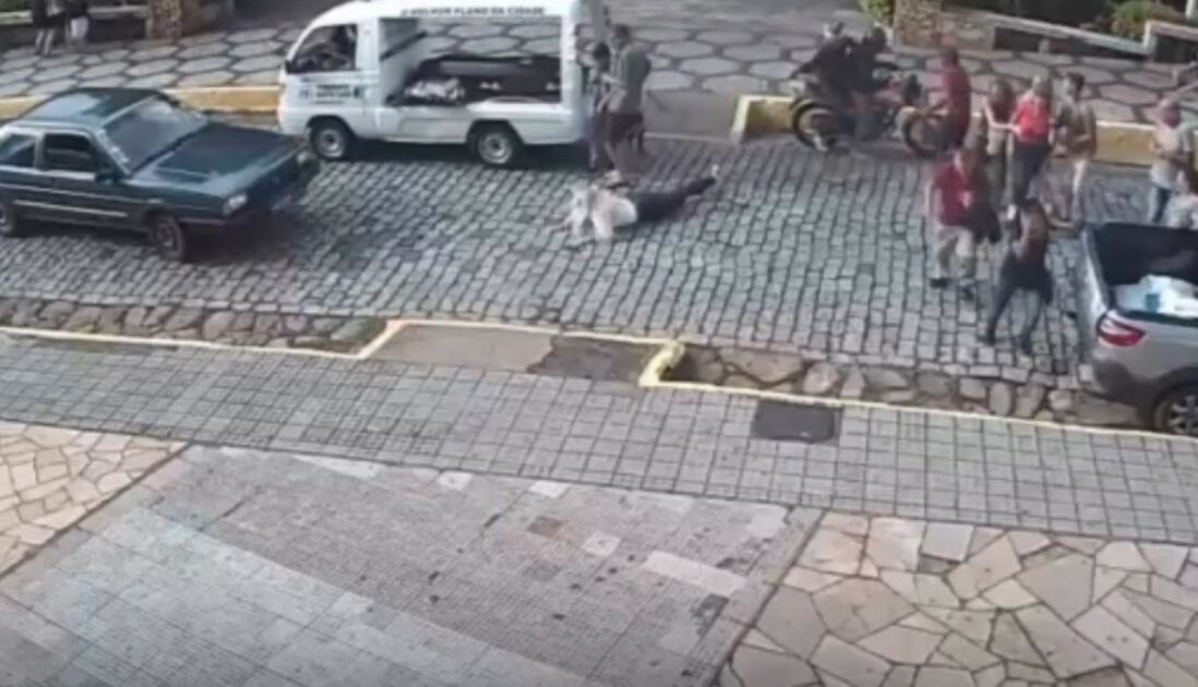 Tragédia em Velório: Câmera Registra Momento Chocante em Que Filha é Alvejada na Coluna Durante Cerimônia