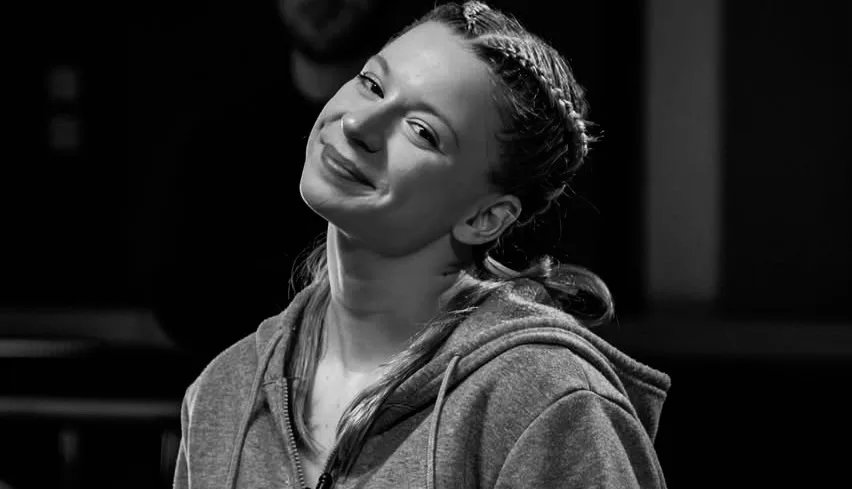 Tragédia no Esporte: Lutadora de 23 Anos Perde a Vida em Acidente com Caminhão