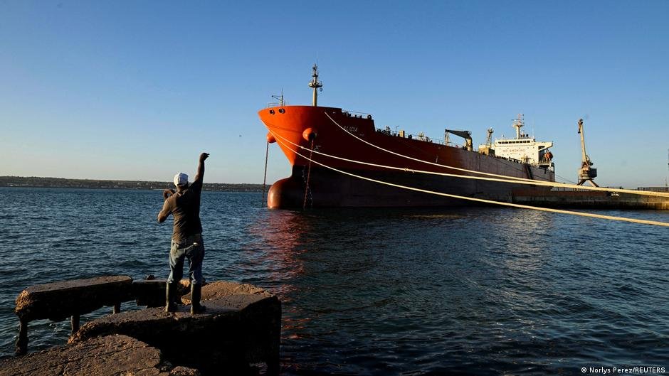 Trump Reverte Decisão e Permite que Cuba Receba Fornecimento de Petróleo da Rússia