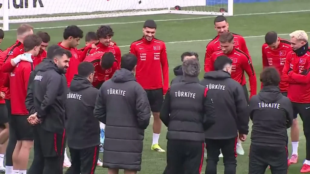 Turquia Intensifica Treinos com Arda Güler em Preparação para Decisão Crucial por Vaga na Copa contra a Romênia