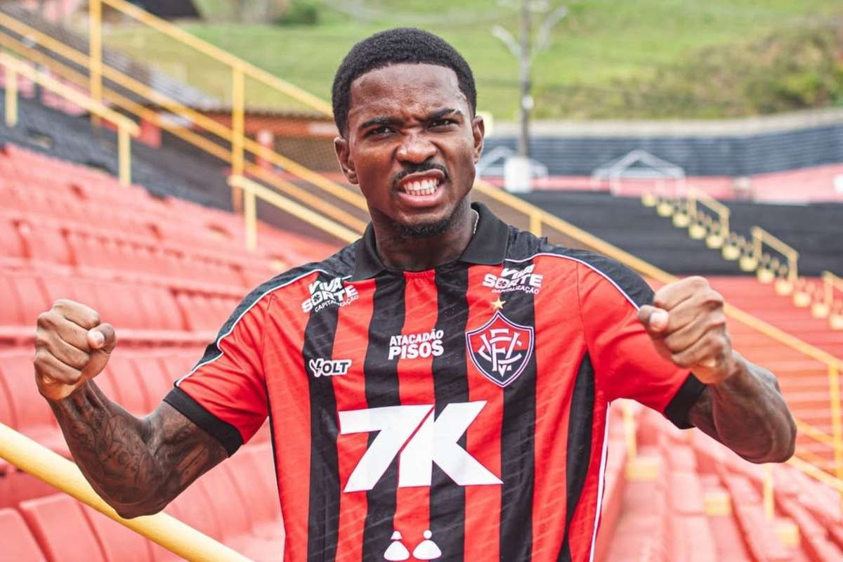 Vitória Reforça Defesa: Cacá, Ex-Corinthians, Chega para Fortalecer Jogo Aéreo da Equipe