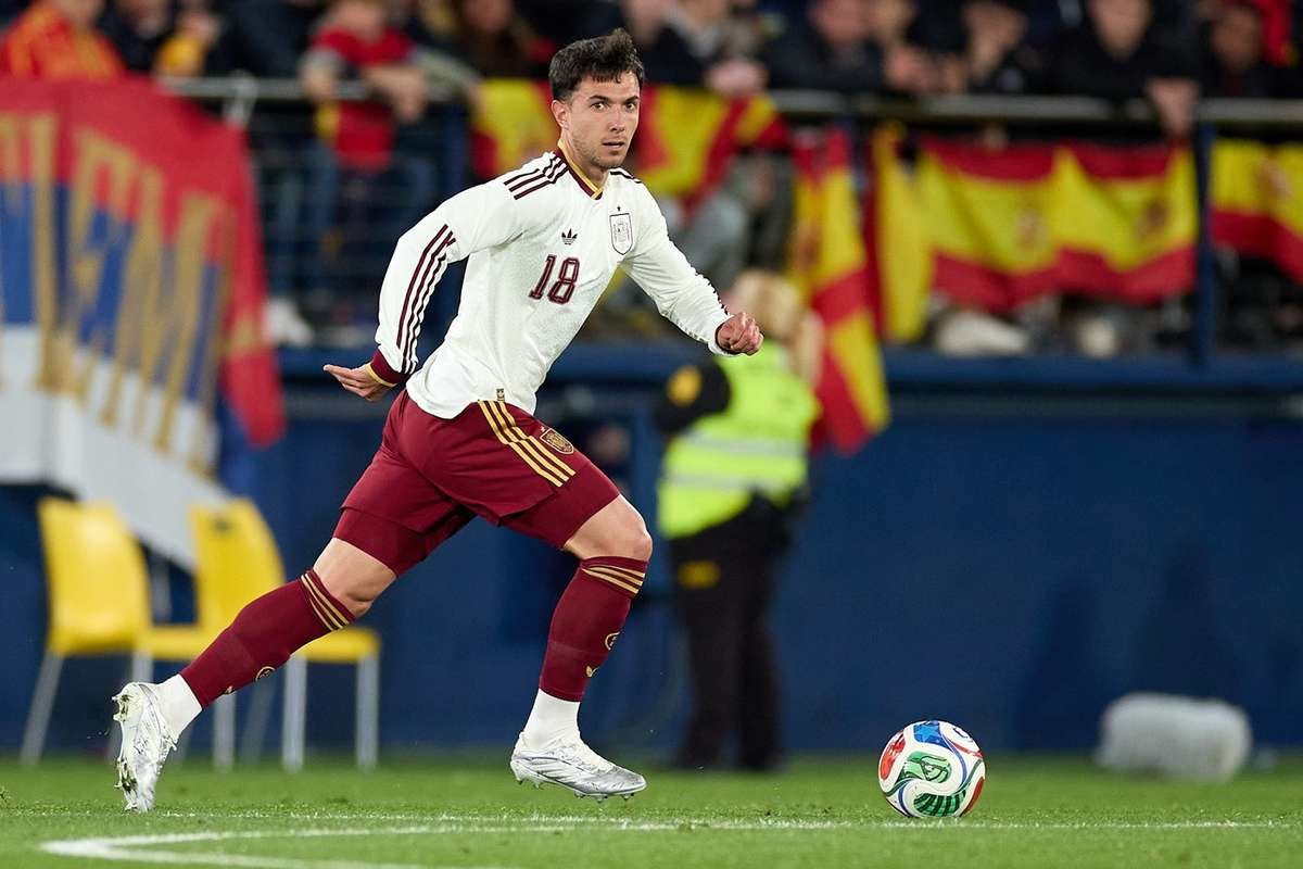 Zubimendi, Meio-Campista do Arsenal, Desfalca Seleção Espanhola devido a Lesão no Joelho