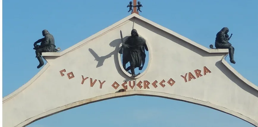 Detalhe do pórtico de entrada de São Miguel das Missões/RS – CO YVY OGUERECO YARA (esta terra tem dono). Foto do autor.