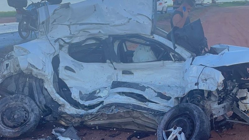 Acidente fatal: carro colide com carreta no Polo Industrial