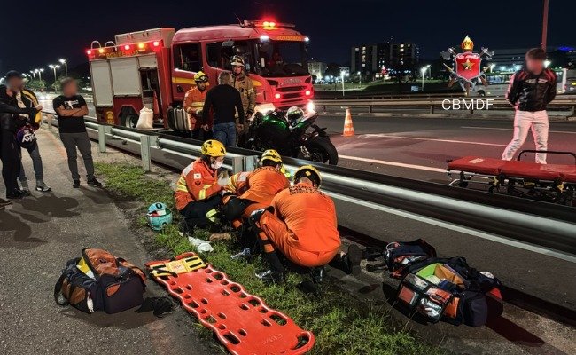 Passageira de motocicleta fica ferida após colisão na região do Lago Norte