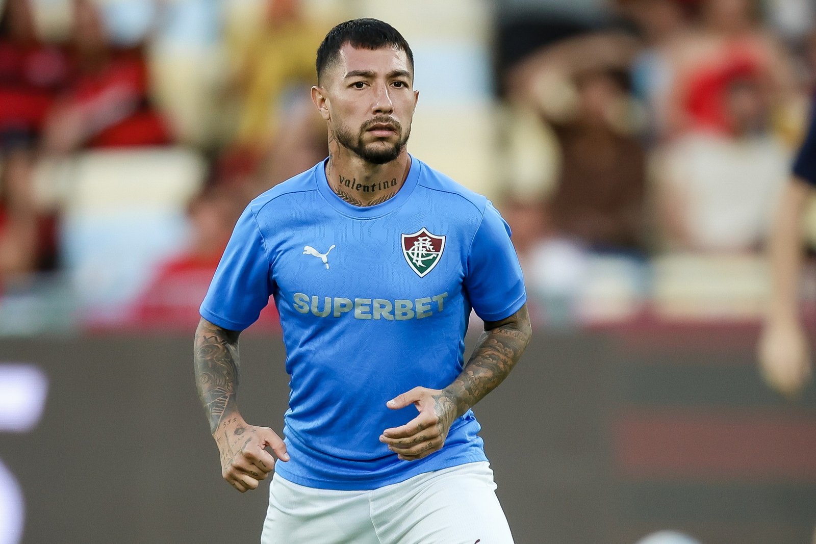 Acosta do Fluminense: Lesão no Joelho e Previsão de Retorno