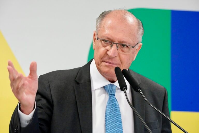 Alckmin se posiciona sobre a 'taxa das blusinhas' e Lula