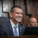 Aliado de Cláudio Castro assume presidência da Alerj sem oposição