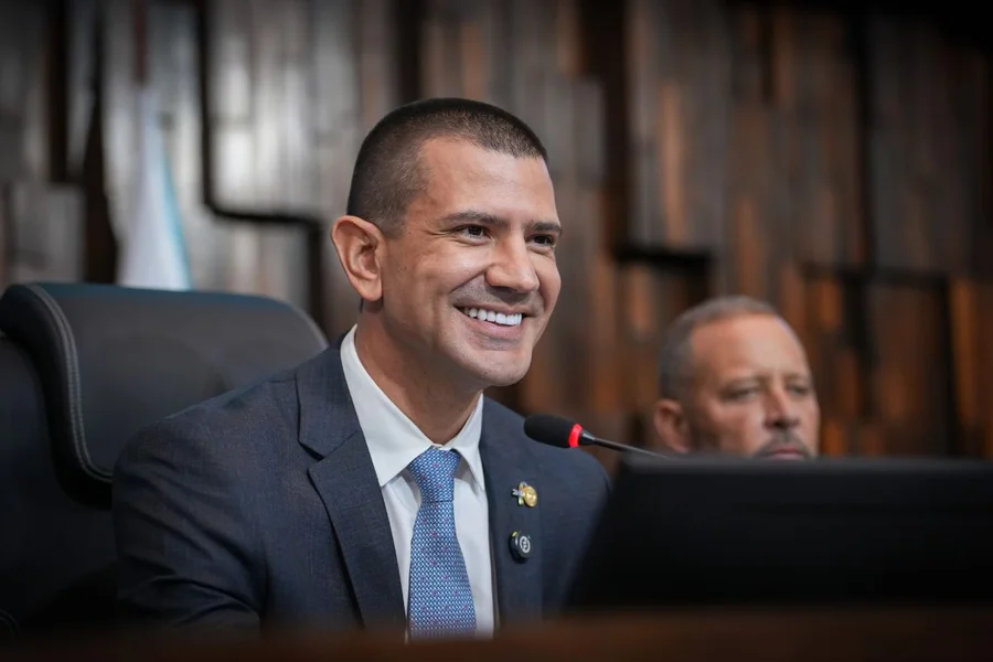 Em eleição sem concorrentes e muitas ausência, aliado de Cláudio Castro é eleito para presidência da Alerj