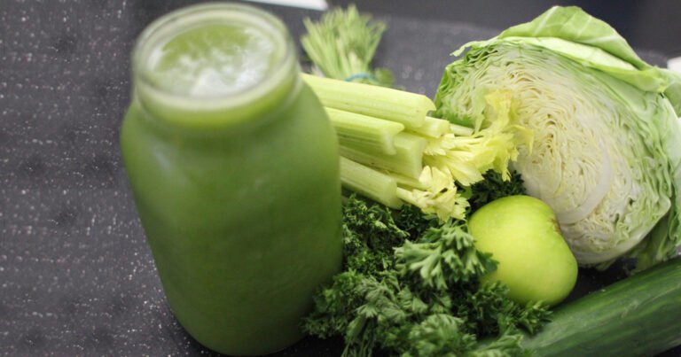 magem de vários produtos vegetais, como salsão, repolho e suco verde