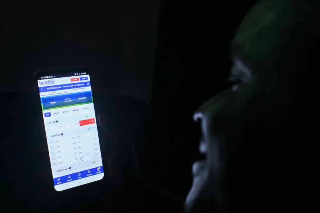 Pessoa utiliza aplicativo de apostas no celular; mercado cresce com forte presença no ambiente digital e publicidade constante