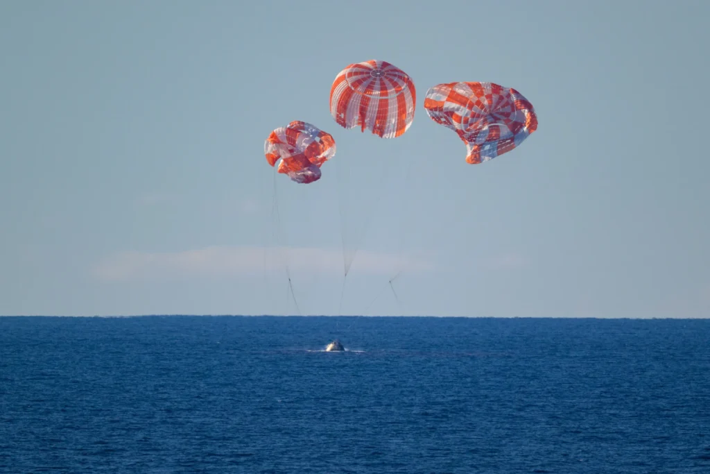 Artemis 2: Missão tripulada à Lua encerra com pouso no Pacífico