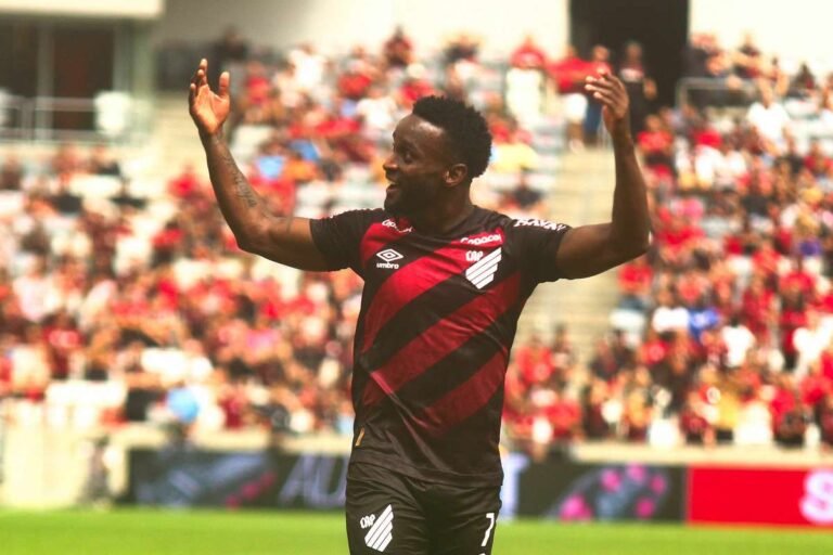 Athletico-PR brilha contra Chapecoense e sobe para o G5