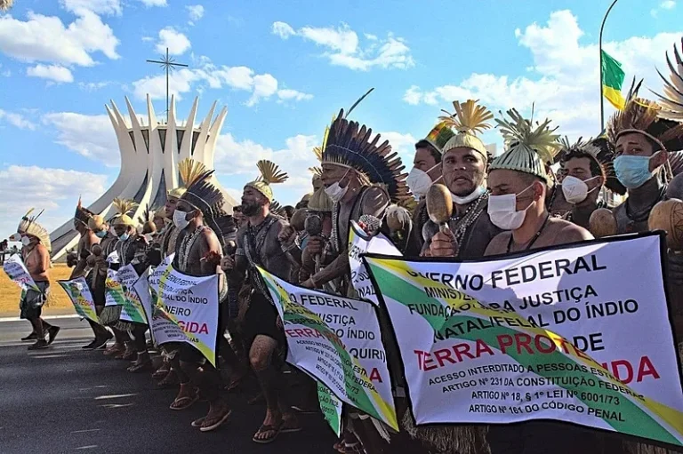 Indígenas protestam contra o marco temporal no Acampamento Terra Livre (ATL), em 2021: direito segue ameaçado
