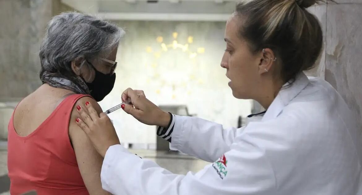 Butantan busca voluntários para teste de vacina da gripe para idosos