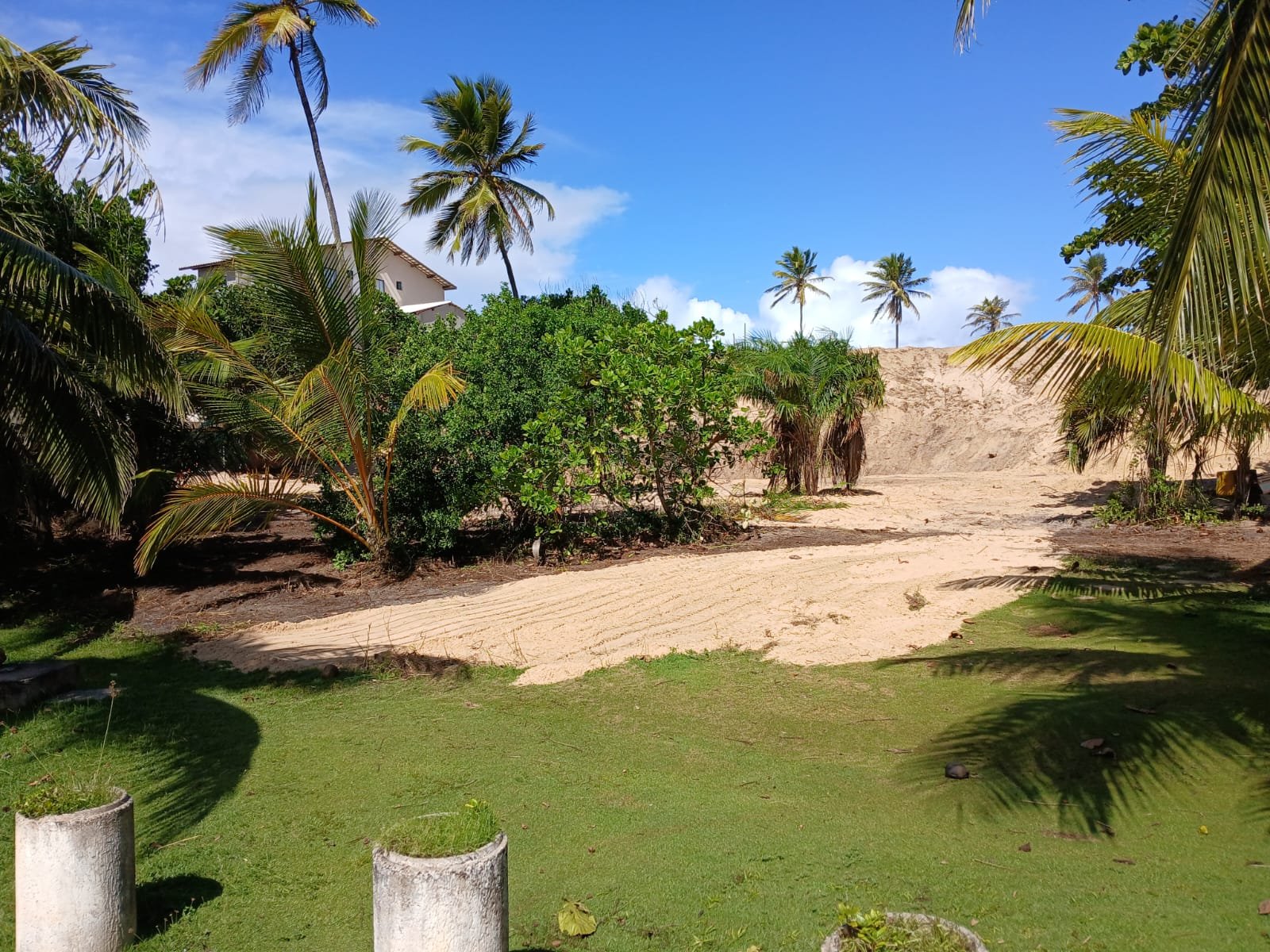 Camaçari: Degradação ambiental agrava-se com acesso restrito à praia