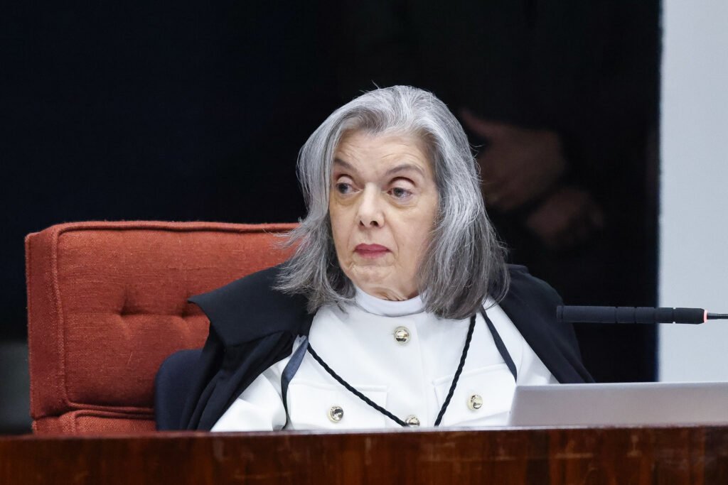 Cármen Lúcia vota pela condenação de Eduardo Bolsonaro por difamação contra Tabata Amaral