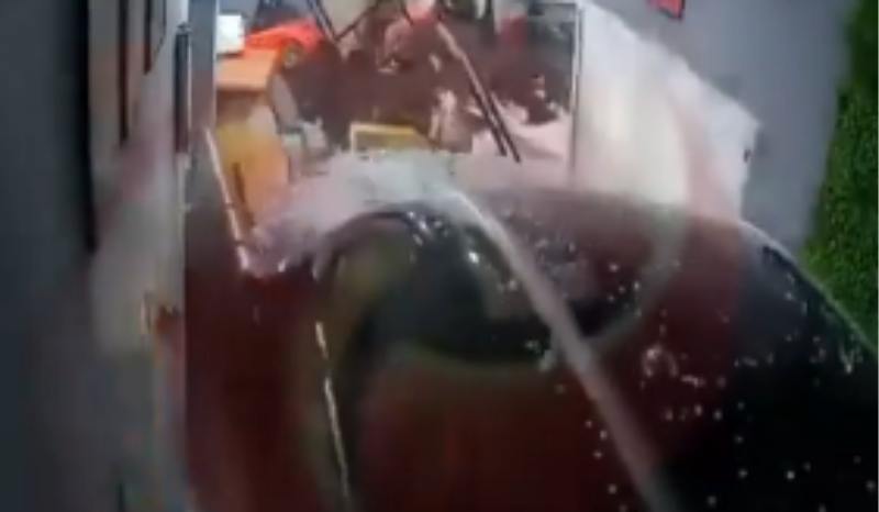 carro invade barbearia e atinge criança deitada em sofá