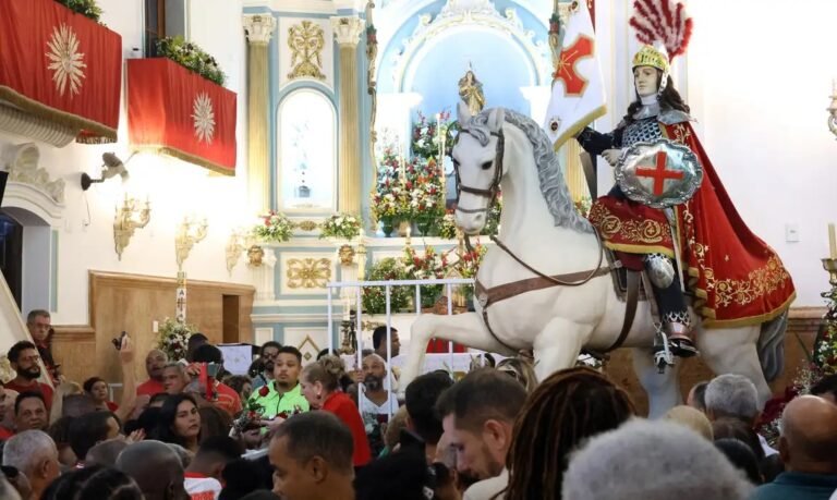 Fiéis se concentram no centro do Rio para celebrar o Dia de São Jorge