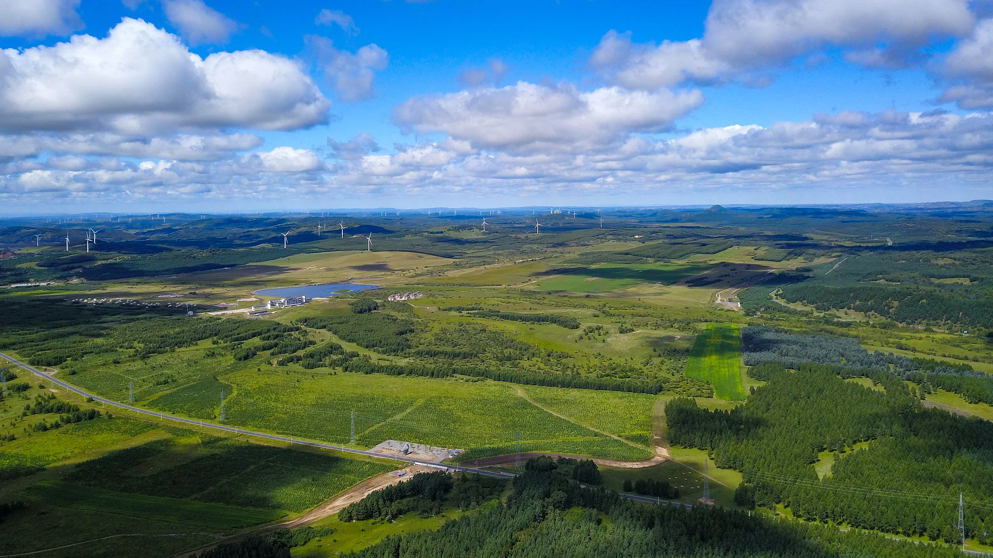 Vista da Fazenda Florestal Mecânica de Saihanba, localizada em Chengde, província de Hebei, China. No século passado, Saihanba era uma terra completamente desertificada. Com os esforços de três gerações, sua cobertura florestal aumentou de 11,4% para 82%, um feito conhecido como um "milagre verde" que transformou um terreno baldio em um oásis.