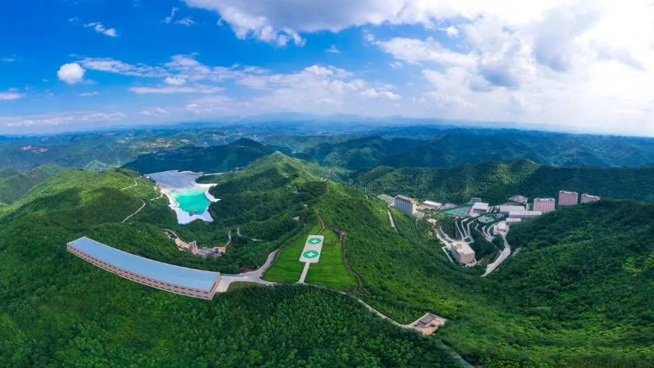 Vista aérea da mina verde de chumbo e zinco Guojiagou, em Longnan, província de Gansu, China
