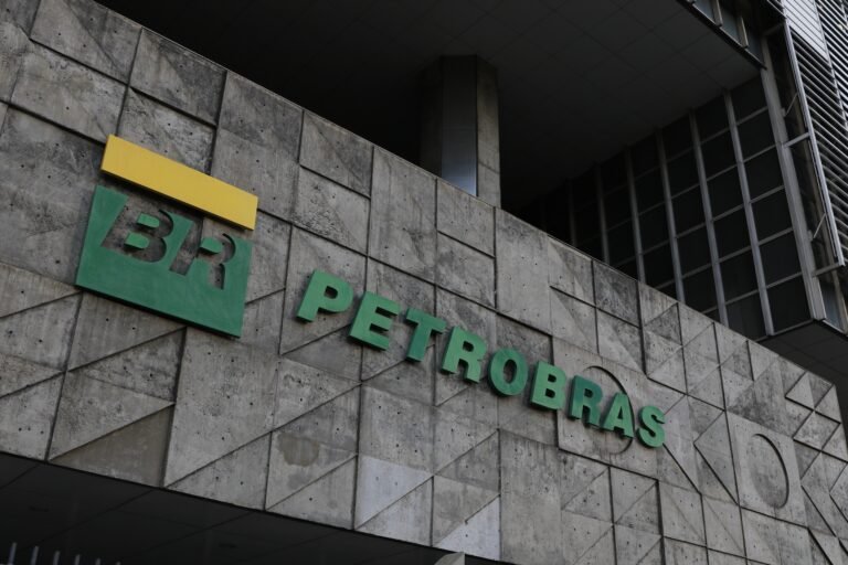 Conflito no Irã impulsiona ações da Petrobras a máximos históricos