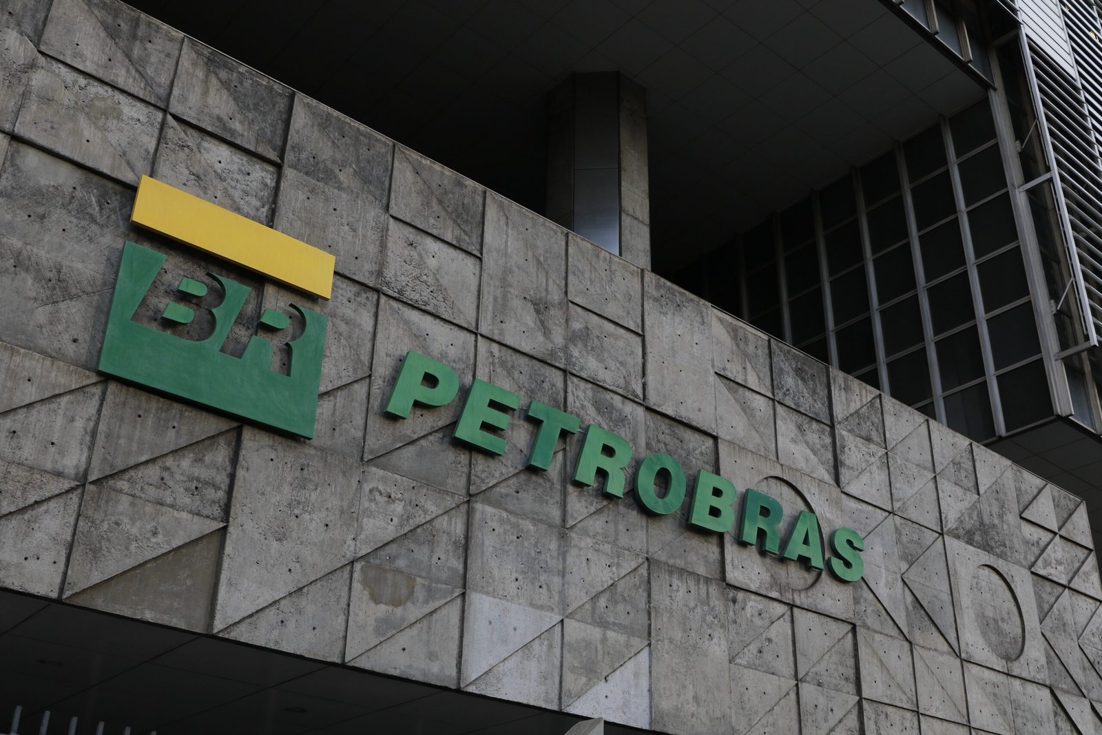 Conflito no Irã impulsiona ações da Petrobras a máximos históricos