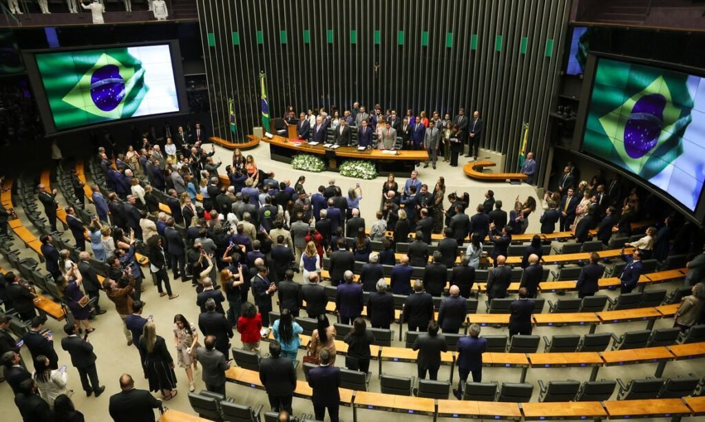 A leitura da apresentação da mensagem foi feita pelo primeiro secretário da Mesa do Congresso, deputado federal Carlos Veras (PT-PE).