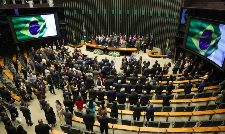 A leitura da apresentação da mensagem foi feita pelo primeiro secretário da Mesa do Congresso, deputado federal Carlos Veras (PT-PE).