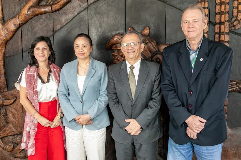 A cônsul-geral da China no Recife (PE), Lan Heping, durante visita à Sudene. A cônsul está ladeada por Teresa Oliveira (diretora de Administração), Francisco Alexandre (superintendente) e Álvaro Ribeiro (diretor de Planejamento).