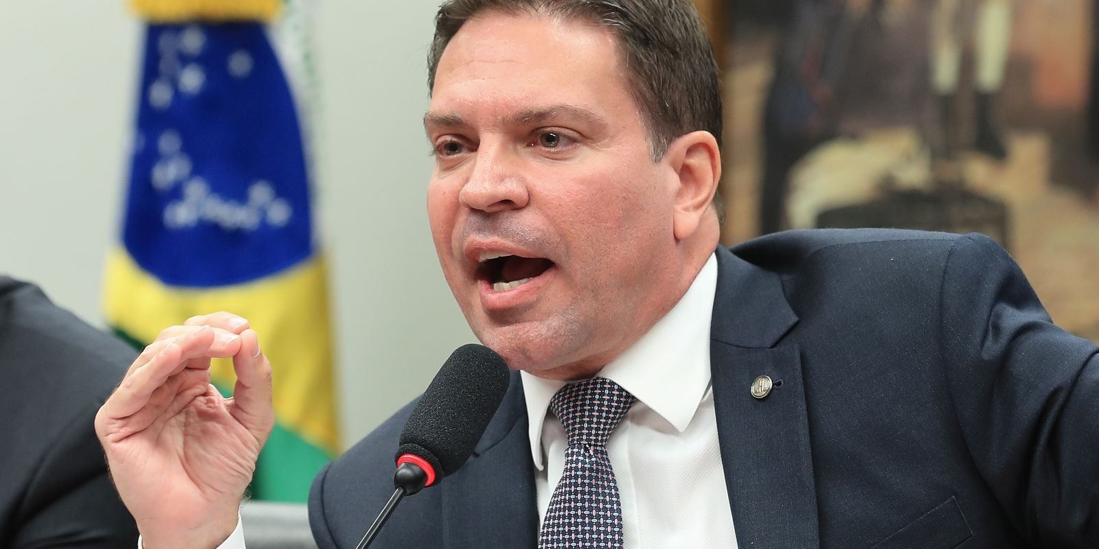 Cooperação Brasil-EUA leva à prisão de Ramagem, afirma PF