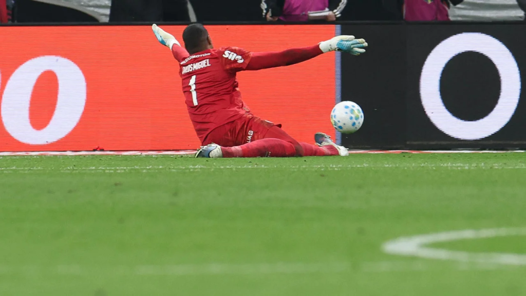 Corinthians anuncia sanções a torcedor por racismo contra jogador
