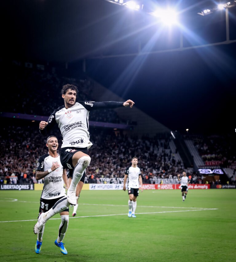 Corinthians decide pelo alto, vence o Santa Fé e dispara na Libertadores