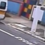 Criança de 2 anos é esquecida em calçada por van escolar na creche