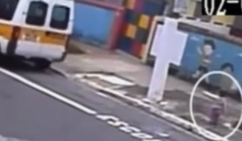van escolar esquece criança de 2 anos em calçada na porta da creche