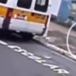 Criança de 2 anos esquecida em transporte escolar na creche