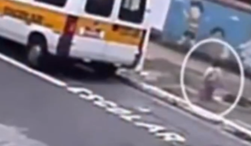 transporte escolar esquece criança de 2 anos na frente de creche