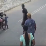 Criança é atropelada por motoqueiro bêbado ao atravessar rua Criança é atropelada por motoqueiro bêbado ao atravessar rua