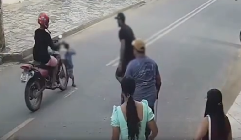 criança corre para o meio da rua e é atingida por motociclista embriagado